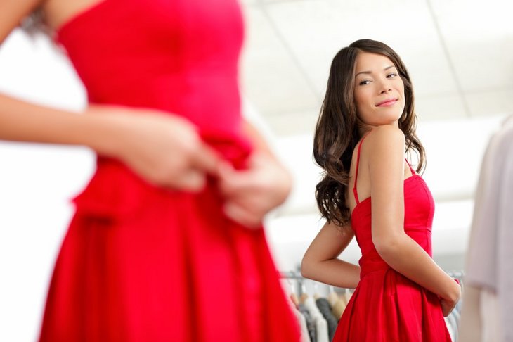 Kvinde i flot rød kjole